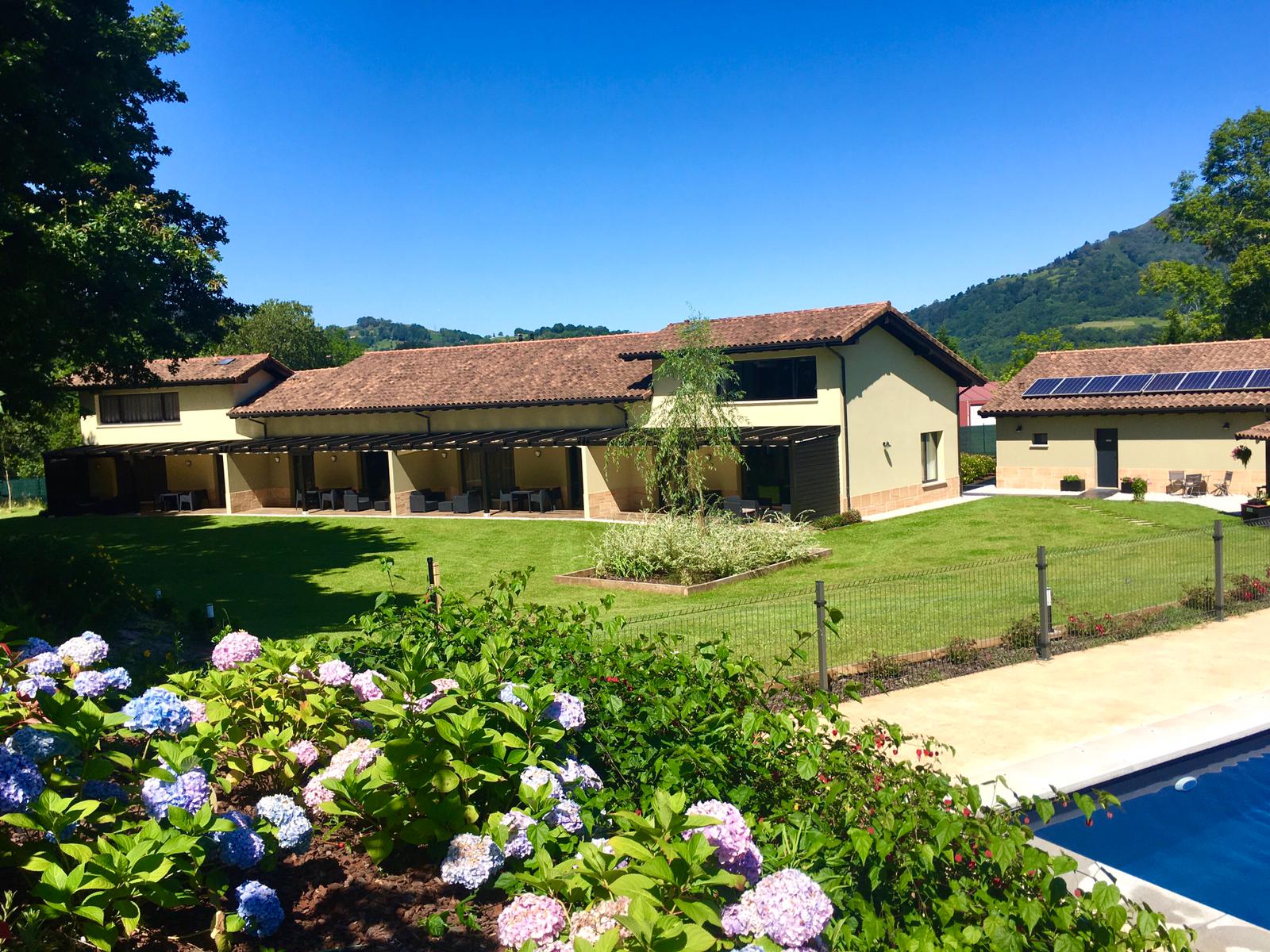 Vista exterior y jardín